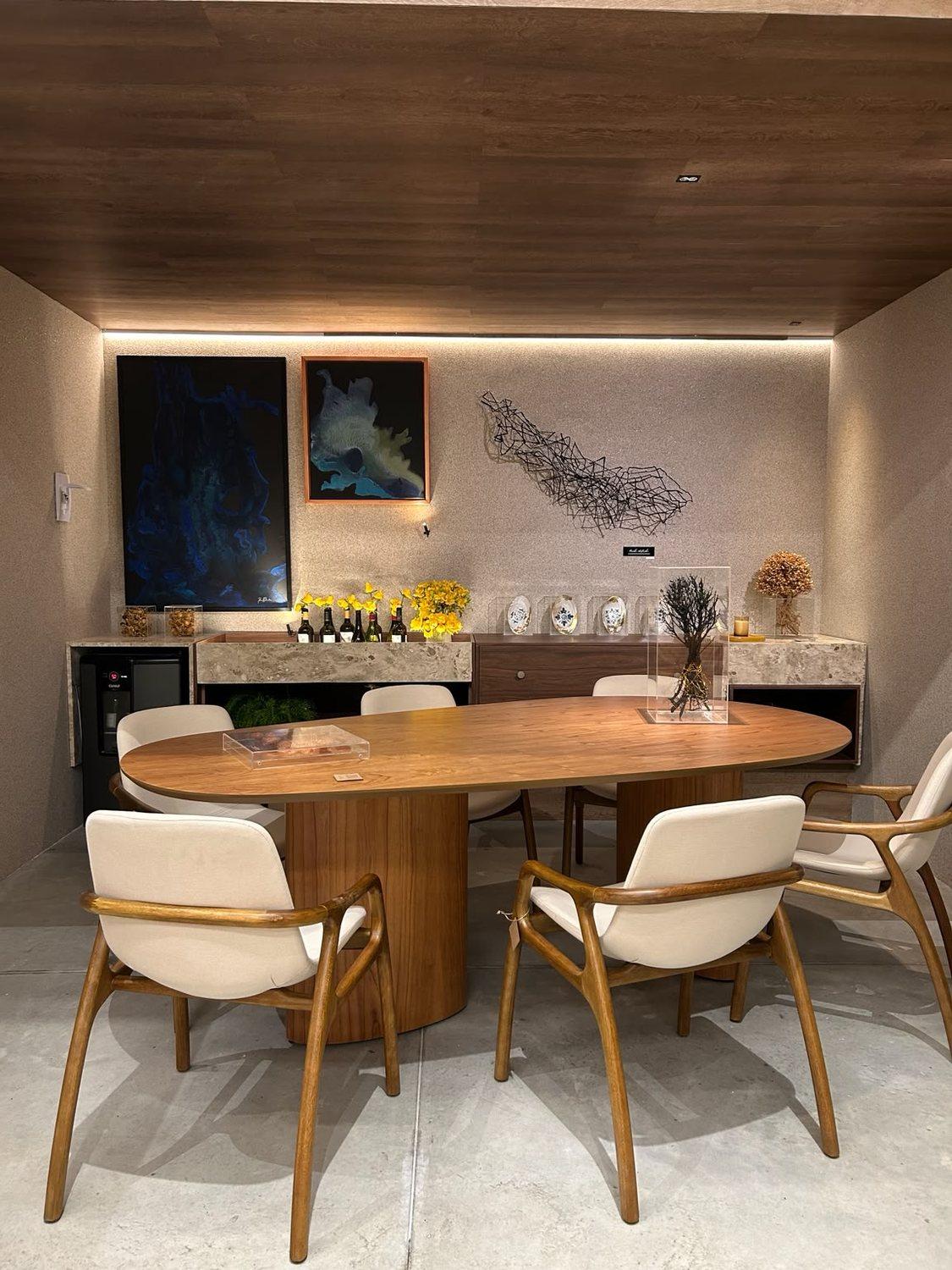 Sala de jantar sob o forro amadeirado
