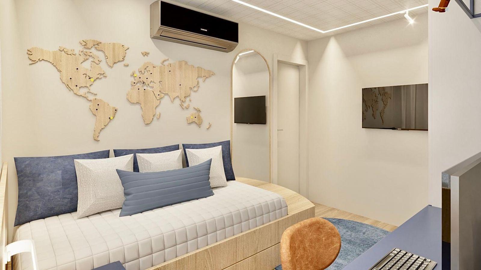 Quarto jovem com mapa em madeira
